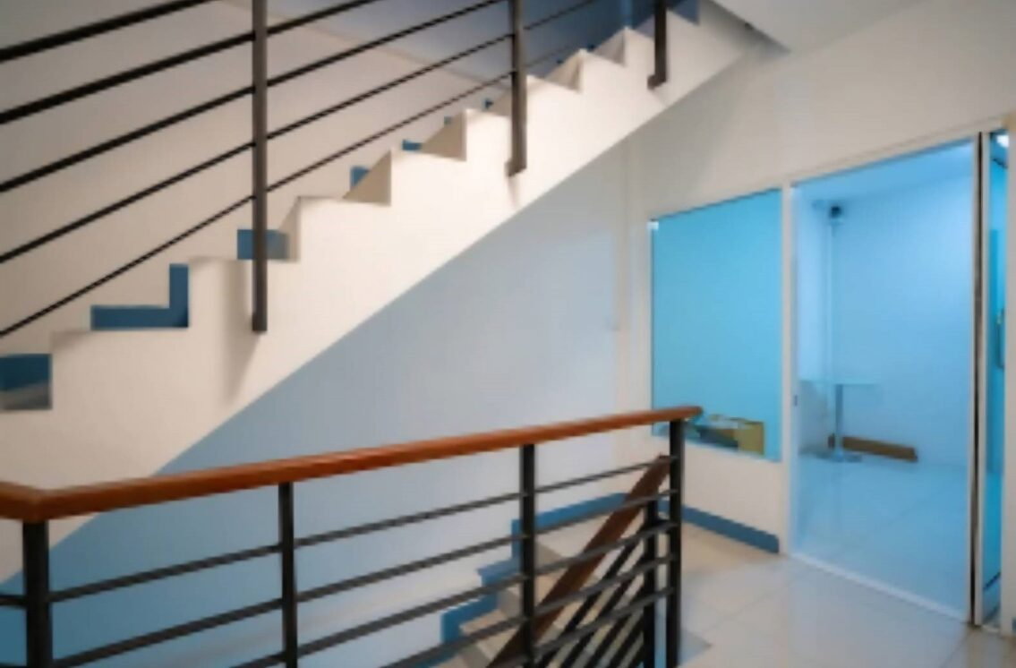 รูป โฮมออฟฟิศทันสมัย ตึก 4 ชั้น ใกล้สนามบินสุวรรณภูมิ | RK Biz Center **ค่าเช่า 42,000 บาท (ต่อรองได้) | 210 ตร.ม. ได้เฟอร์ตามรูป นัดชมได้ - รูปที่ 18/22