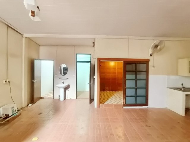 รูป บ้านเดี่ยวพร้อมอยู่ ใกล้สนามบินดอนเมือง ทำเลดีมาก! ✈️ “ซื้อแล้วอยู่ได้เลย” ต้องดูหลังนี้! - รูปที่ 18/24