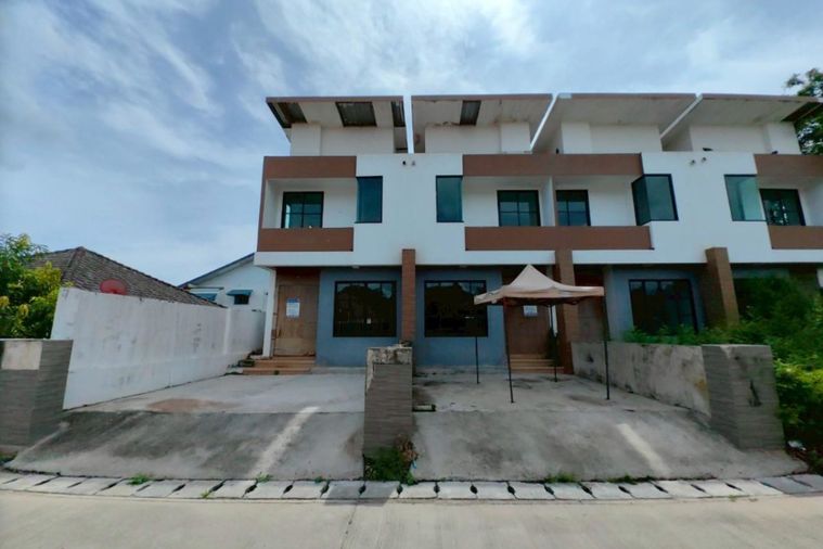 ทาวน์เฮ้าส์ 2 ชั้น สายระยอง-บ้านแลง (ทล.3139) เข้าซอยรุ่งเรืองทรัพย์ ต. เชิงเนิน อ.เมืองระยอง จ.ระยอง(ราคา 1,300,000 บาท)
