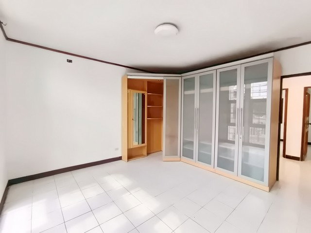 รูป บ้านเดี่ยวพร้อมอยู่ ใกล้สนามบินดอนเมือง ทำเลดีมาก! ✈️ “ซื้อแล้วอยู่ได้เลย” ต้องดูหลังนี้! - รูปที่ 8/24