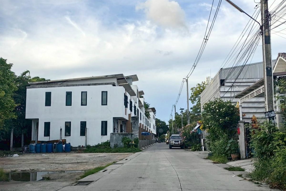 รูป ทาวน์เฮ้าส์ 2 ชั้น ดิ ไอโคนิค 182/103 ซอยสันติสุข สุขุมวิท (3) ต.เชิงเนิน อ.เมืองระยอง จ.ระยอง  (ราคา 660,000 บาท) - รูปที่ 2/5