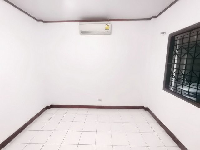 รูป บ้านเดี่ยวพร้อมอยู่ ใกล้สนามบินดอนเมือง ทำเลดีมาก! ✈️ “ซื้อแล้วอยู่ได้เลย” ต้องดูหลังนี้! - รูปที่ 13/24