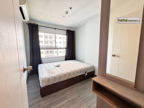 The Trust @ BTS Erawan is a high-rise condo with Chao Phraya River views, located 0 meters from BTS Erawan station! 🚆 Enjoy quick access to Siam