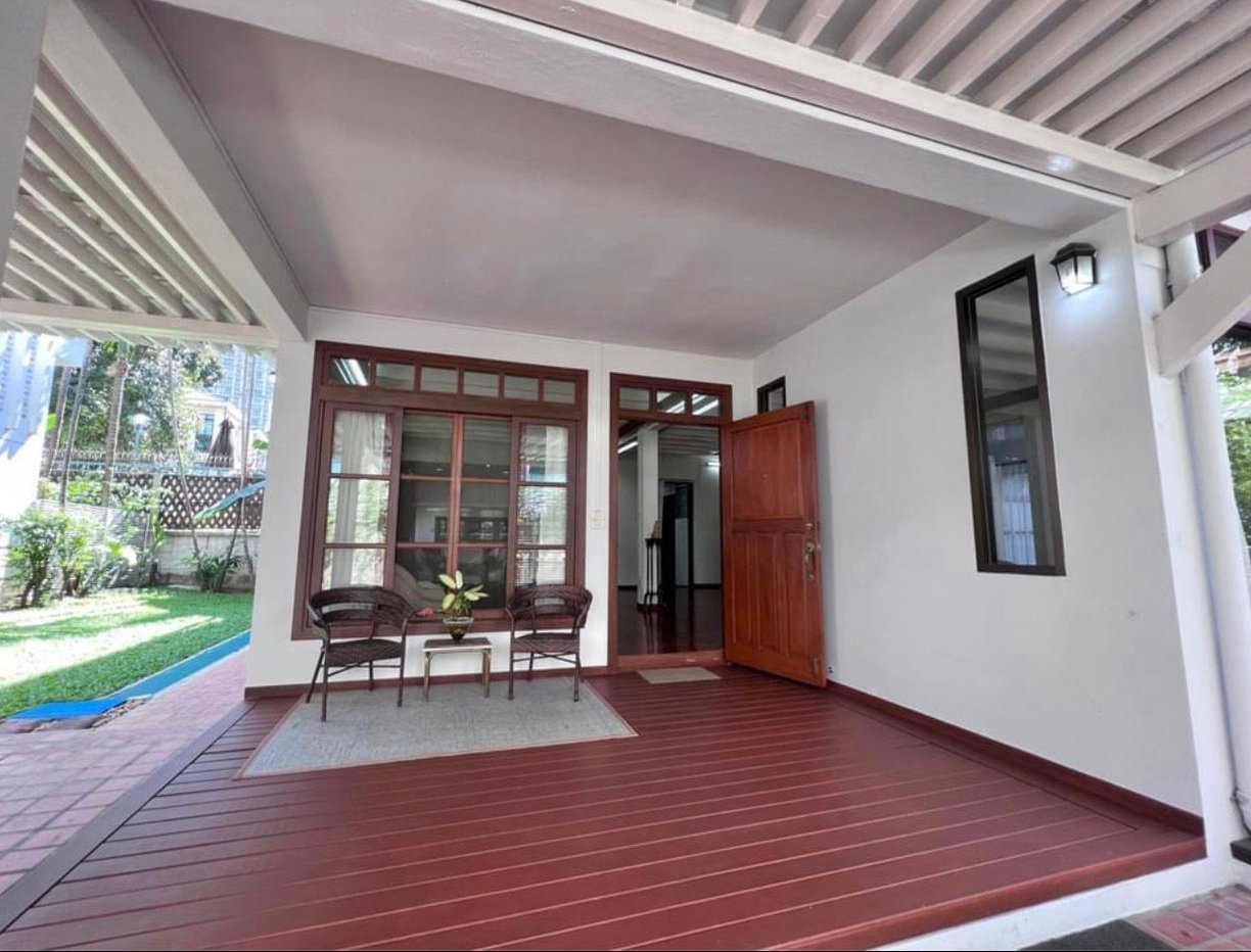 รูป LTHC5610 – Single House with Garden FOR RENT in Phrom Phong 3 beds 3 baths size 280 Sq.M. Nearby BTS Phrom Phong station ONLY 120k/Month - รูปที่ 3/8