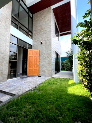 เช่าบ้านเดี่ยว สะพานพระราม 8 : LTHC5463 – House with Private Garden FOR RENT in Phrom Phong 4 beds 2 baths size 400 Sq.M. Nearby BTS Phrom Phong station ONLY 85k/Month