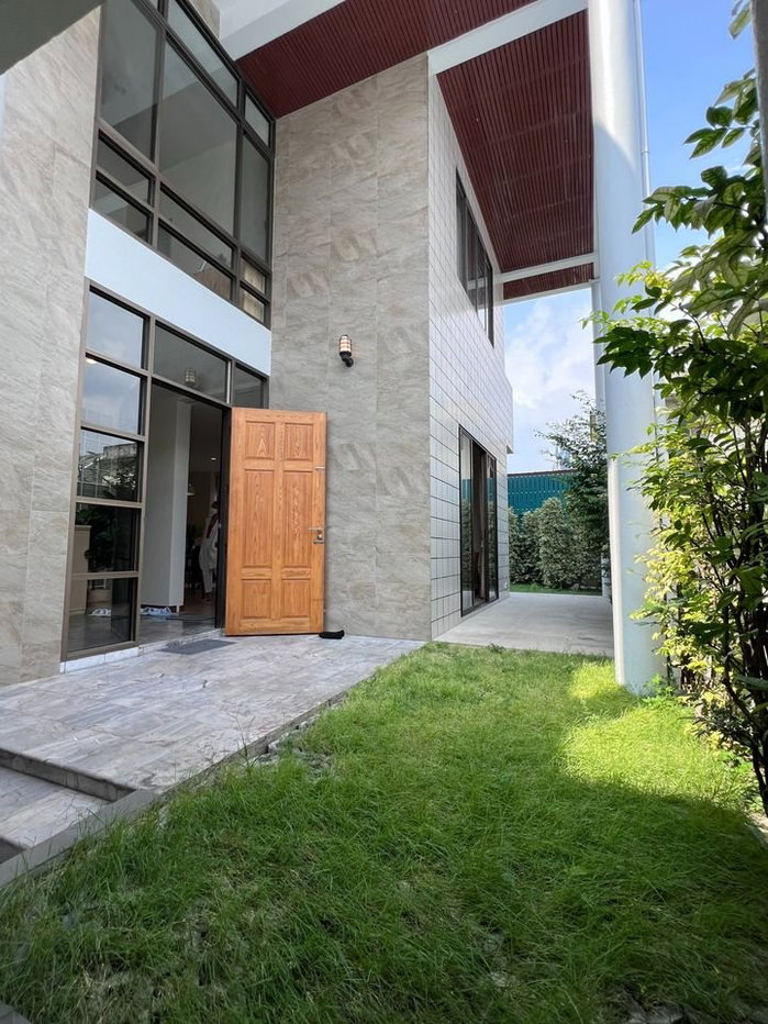 picture LTHC5463 – House with Private Garden FOR RENT in Phrom Phong 4 beds 2 baths size 400 Sq.M. Nearby BTS Phrom Phong station ONLY 85k/Month - 1/7