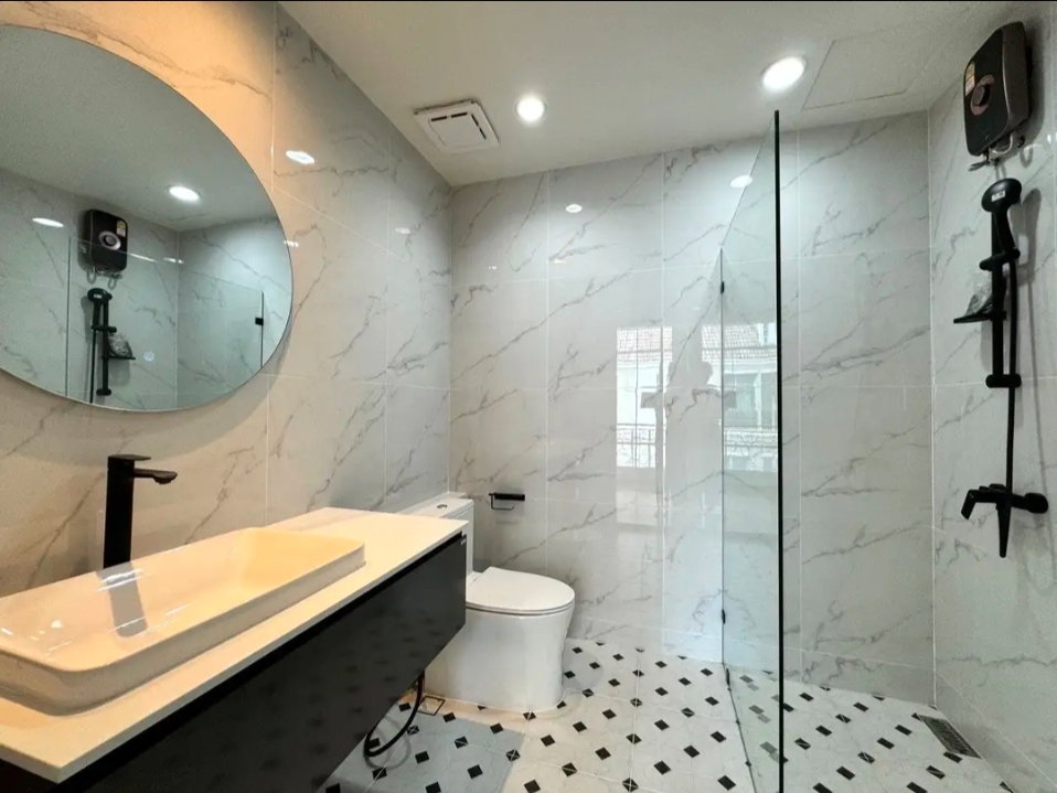 รูป 📣📣 ให้เช่า บ้านกลางกรุง ทองหล่อ รีโนเวทใหม่ 4 ห้องนอน - รูปที่ 9/9