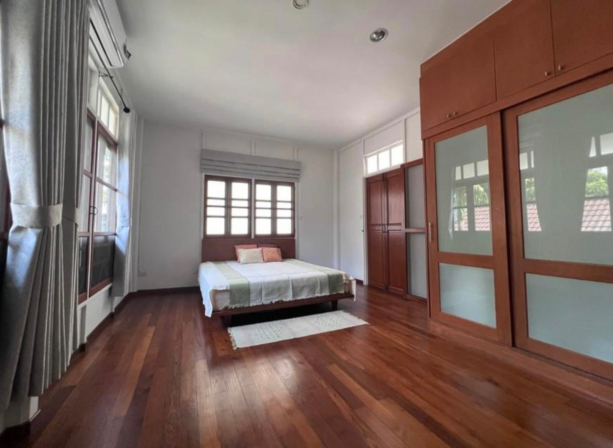 รูป LTHC5610 – Single House with Garden FOR RENT in Phrom Phong 3 beds 3 baths size 280 Sq.M. Nearby BTS Phrom Phong station ONLY 120k/Month - รูปที่ 6/8