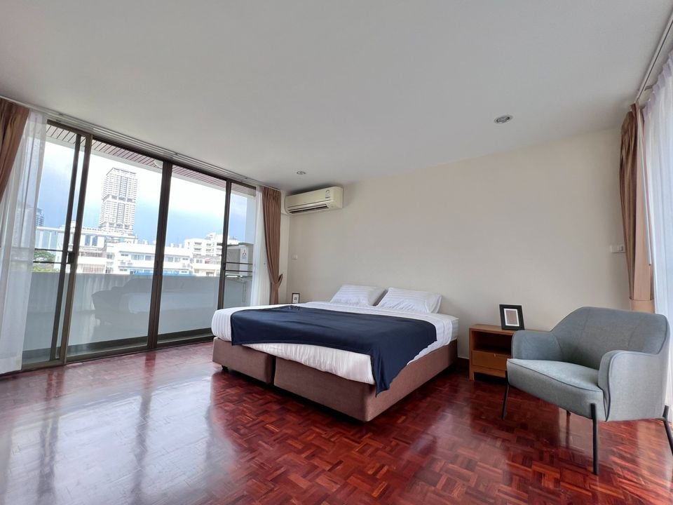 picture LTHC5463 – House with Private Garden FOR RENT in Phrom Phong 4 beds 2 baths size 400 Sq.M. Nearby BTS Phrom Phong station ONLY 85k/Month - 5/7