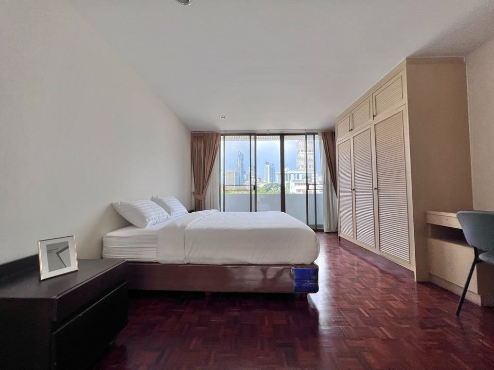 picture LTHC5463 – House with Private Garden FOR RENT in Phrom Phong 4 beds 2 baths size 400 Sq.M. Nearby BTS Phrom Phong station ONLY 85k/Month - 6/7