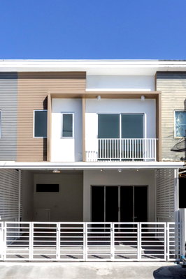 ทาวน์โฮม กรุงเทพมหานคร : ทาวน์โฮมรีโนเวทใหม่ทั้งหลัง ฟังก์ชันเหมาะสำหรับครอบครัวเริ่มต้น หรือคนทำงาน ดูแลง่าย ค่าใช้จ่ายไม่สูงราคาคุ้มค่า ทำเลอ่อนนุช–เฉลิมพระเกียรติ 87