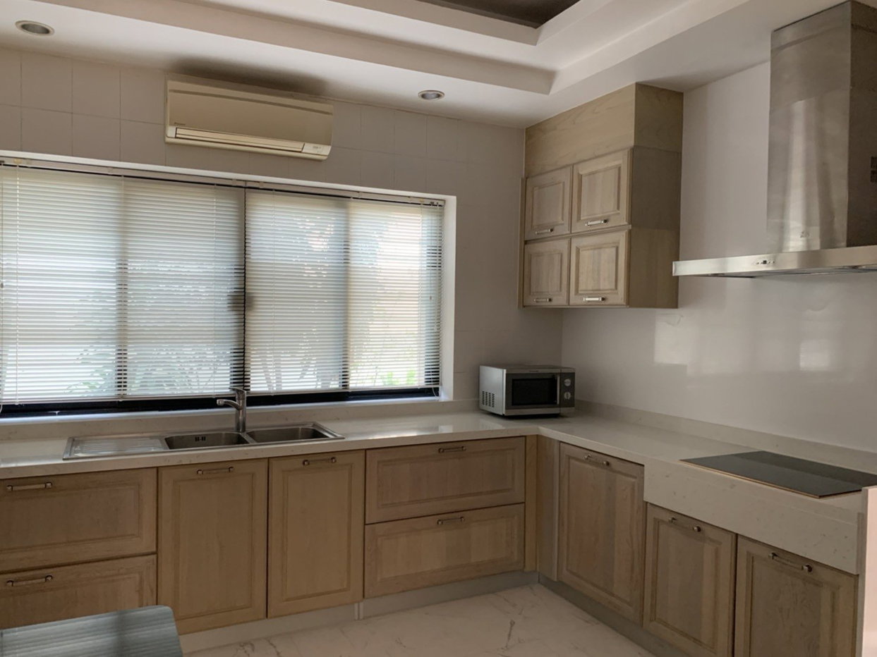 picture LTH5476 – House in Sukhumvit 71 FOR RENT 4 beds 6 baths size 400 Sq.M. Near BTS Phra Kanong station ONLY 180k/Month - 5/7