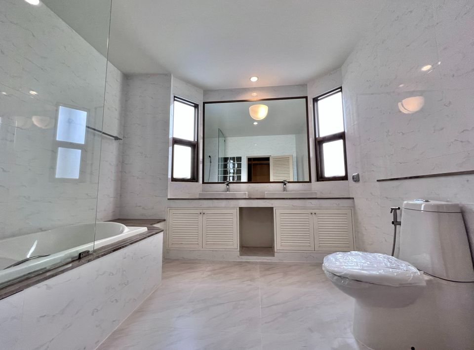 picture LTHC5463 – House with Private Garden FOR RENT in Phrom Phong 4 beds 2 baths size 400 Sq.M. Nearby BTS Phrom Phong station ONLY 85k/Month - 7/7