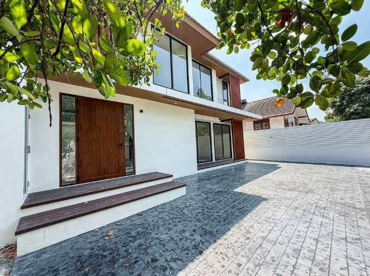 รูป 🏠บ้านเดี่ยว 2 ชั้น หลังมุม สไตล์ Modern Luxury สุขุมวิท 71 (ปรีดี 42) | 4 ห้องนอน พร้อมห้องนอนชั้นล่าง | สงบเป็นส่วนตัว | เดินทางสะดวก - รูปที่ 2/21