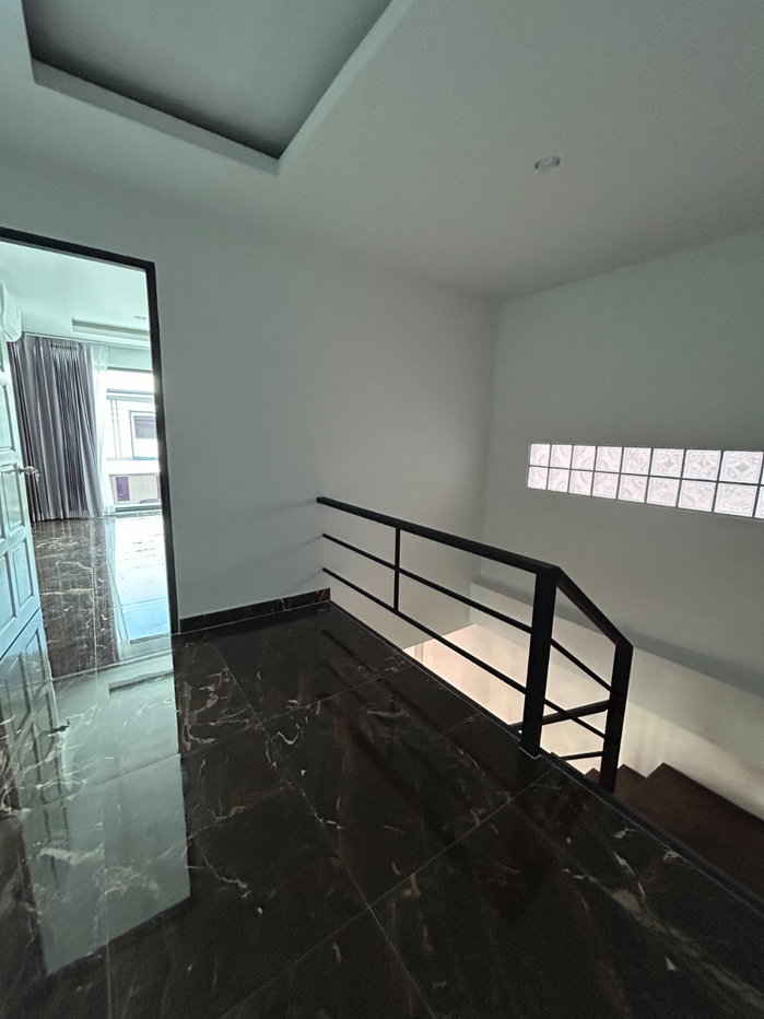 รูป ให้เช่าบ้านแฝดใหม่หลังมุม พร้อมเฟอร์นิเจอร์ครบ 3 ห้องนอน 3 ห้องน้ำ 2 ที่จอดรถ อ่างอาบน้ำ บางเขน ใกล้รถไฟฟ้าสายหยุด 19000 บาท - รูปที่ 23/27