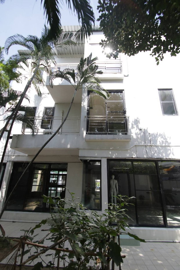 picture LTH5510 – House FOR RENT in Ekkamai 4 beds 5 baths size 450 Sq.M. Nearby BTS Ekkamai station ONLY 100k/Month - 1/7