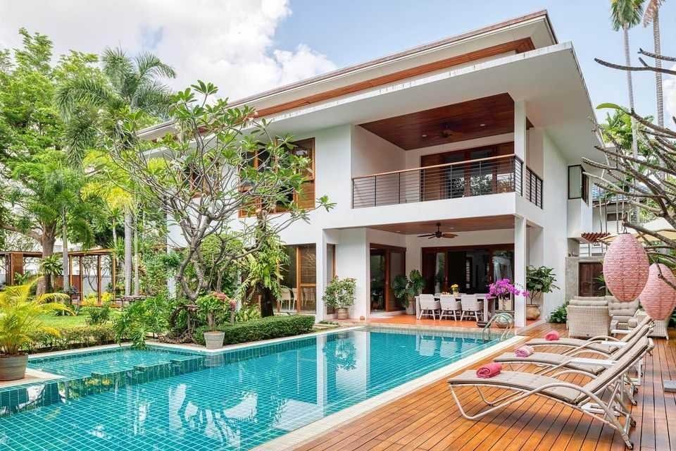 รูป LTHC6078 – Single House with Private Swimming Pool FOR SALE 3 beds 3 baths size 842 Sq.M. Nearby BTS Punnawithi station ONLY 118 MB - รูปที่ 1/8