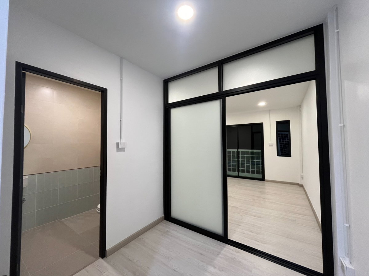 รูป ✨ทาวน์โฮม 3 ชั้น น้อง ZENBI บนทำเลศักยภาพเลียบด่วนรามอินทรา  ใกล้ CDC / Central EastVille  พร้อมพื้นที่ใช้สอย 200 ตร.ม. ในราคาเพียง 4.19 ล้านบาท - รูปที่ 10/24