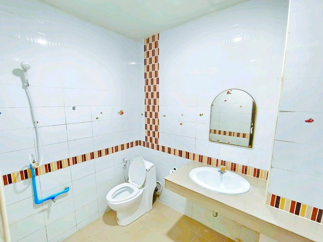 รูป ใกล้วัดเอี่ยมประชามิตร 400 ม.20 ตร.ว. 160 ตร.ม. รร.วัดแหลมฟ้าผ่า 1.8 กม. WashXpress ซอยวัดใหญ่ ทาวน์เฮ้าส์ 2 ชั้น 3 นอน 2 น้ำ - รูปที่ 3/8