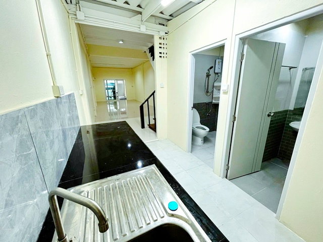 รูป ถ.ลาดพร้าว104-113 รพ.เวชธานี 300 ม.ทาวน์เฮาส์ 3 ชั้น 3นอน 2น้ำ 18ตร.ว.แฮปปี้แลนด์ เดอะมอลล์บางกะปิ - รูปที่ 2/8