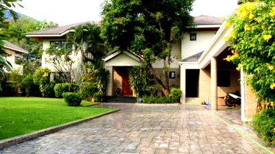 Houses for rent J Avenue Thonglor : LTH5476 – House in Sukhumvit 71 FOR RENT 4 beds 6 baths size 400 Sq.M. Near BTS Phra Kanong station ONLY 180k/Month