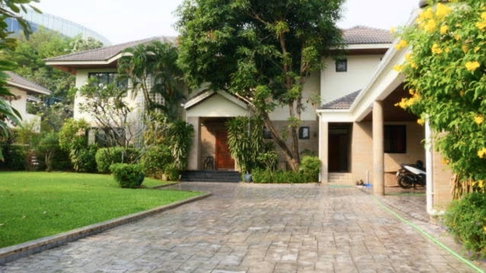 LTH5476 – House in Sukhumvit 71 FOR RENT 4 beds 6 baths size 400 Sq.M. Near BTS Phra Kanong station ONLY 180k/Month