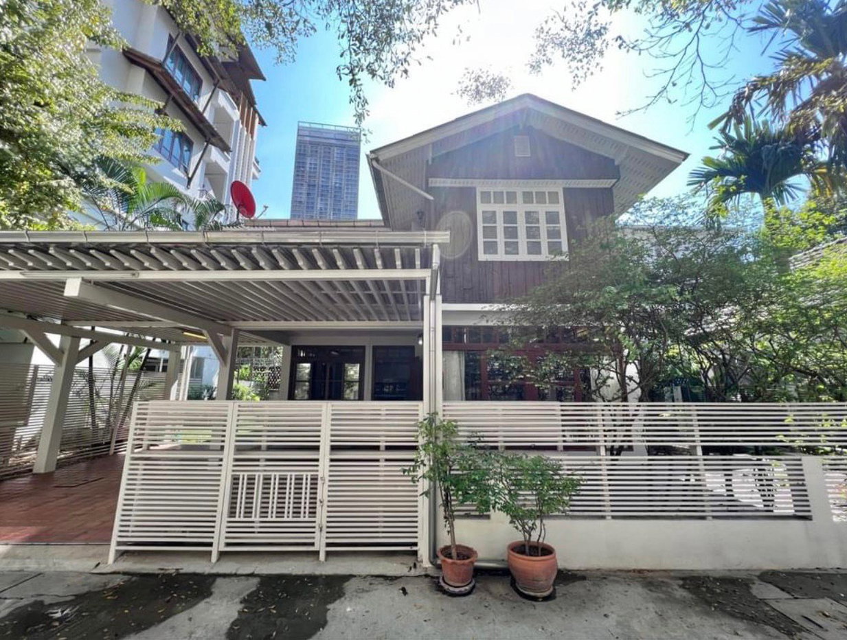 รูป LTHC5610 – Single House with Garden FOR RENT in Phrom Phong 3 beds 3 baths size 280 Sq.M. Nearby BTS Phrom Phong station ONLY 120k/Month - รูปที่ 1/8