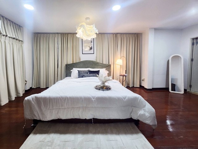 รูป MHR77 Prime Location! บ้านเดี่ยวหลังใหญ่ 70 ตร.ว. ใจกลางห้วยขวาง ใกล้สถานทูตจีน เหมาะสำหรับครอบครัวใหญ่หรือ Expat - รูปที่ 2/11