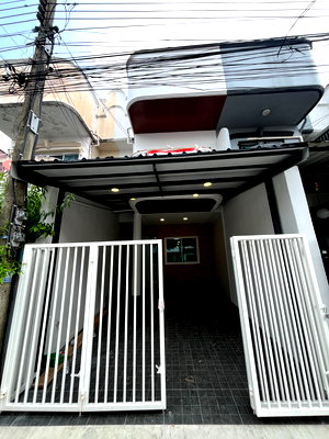Townhouses for sale MRT Lat Phrao 71  : 🚨 Newly renovated townhouse! Prime location in Ladprao-Expressway area. Only 3.59 million baht! This price is unbeatable!