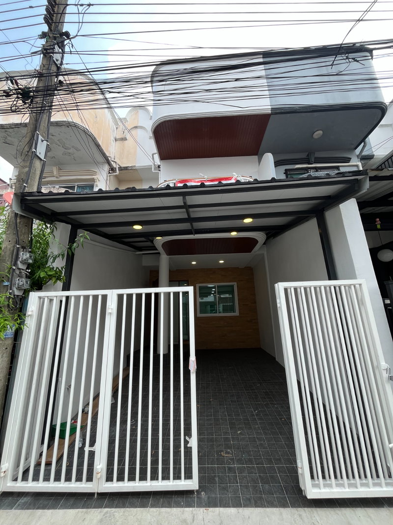 ขายทาวน์โฮม : 🚨 รีโนเวทใหม่ทั้งหลัง! ทำเลลาดพร้าว-เลียบด่วน เพียง 3.59 ล้านบาท เท่านั้น!ราคานี้หาไม่ได้แล้ว!