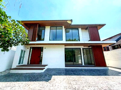 บ้านเดี่ยว ดองกิ มอลล์ ทองหล่อ   : 🏠บ้านเดี่ยว 2 ชั้น หลังมุม สไตล์ Modern Luxury สุขุมวิท 71 (ปรีดี 42) | 4 ห้องนอน พร้อมห้องนอนชั้นล่าง | สงบเป็นส่วนตัว | เดินทางสะดวก