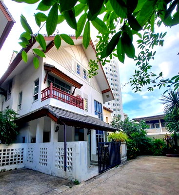 เช่าบ้านเดี่ยว สะพานพระราม 8 : LTHC5465 – Single House FOR RENT in Nana 5 beds 5 baths size 300 Sq.M. Nearby BTS Nana station ONLY 95k/Month