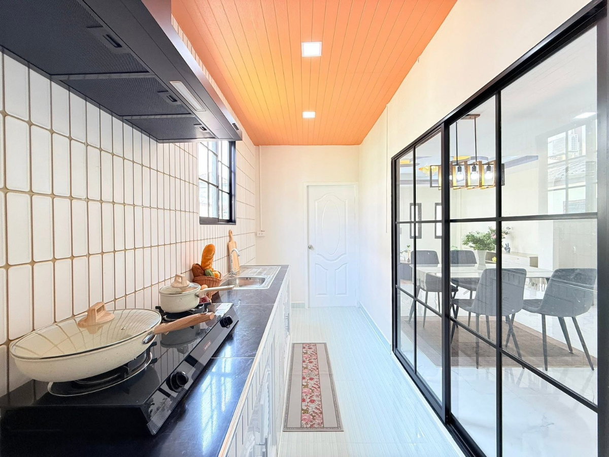 รูป บ้านดีทำเลปัง ฟรีเฟอร์นิเจอร์ครบ หิ้วกระเป๋าเข้าอยู่ได้เลย! หมู่บ้านวงศกร3 ซอย 5 หนองระแหง3 แต่งใหม่หมด - รูปที่ 11/21