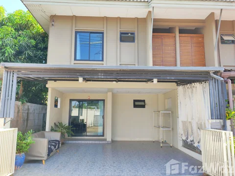 House with its own garden 6089178