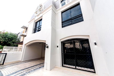 เช่าทาวน์โฮม เจ อเวนิว ทองหล่อ : LTH6942 – Townhouse in Ekkamai FOR RENT 7 beds 5 baths Size 430 Sq.M. Near BTS Ekkamai Station ONLY 100k/month
