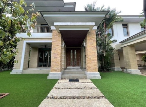 LTH6599 – House FOR RENT in Pattanakan 5 beds 3 baths 440 sq.M.Near ARL Huamark station ONLY 130k/month