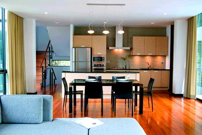 Houses for rent J Avenue Thonglor : LTH7184 – House in compound with Private Swimming pool in Ekkamai FOR RENT 3 beds 4 baths Size 375 Sq.M. Near BTS Ekkamai Station ONLY 175k/month