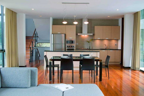 LTH7184 – House in compound with Private Swimming pool in Ekkamai FOR RENT 3 beds 4 baths Size 375 Sq.M. Near BTS Ekkamai Station ONLY 175k/month