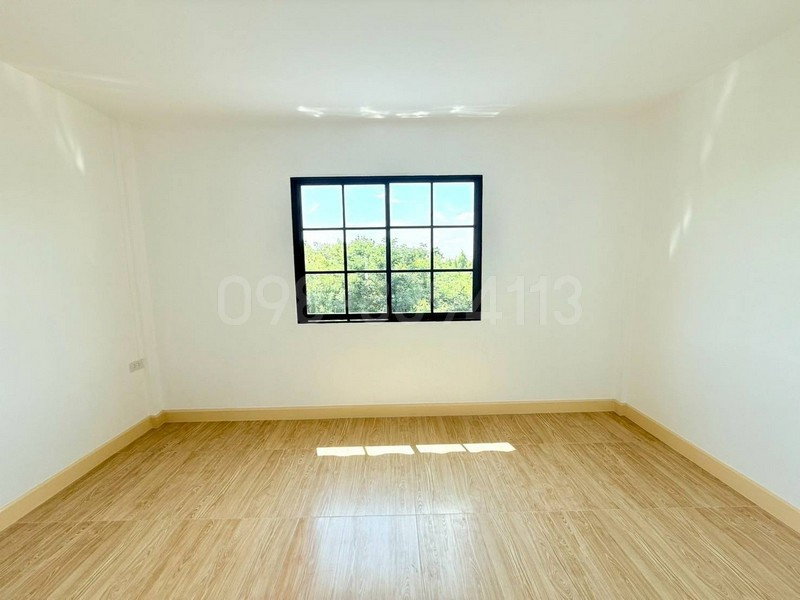 รูป ขายทาวน์เฮ้าส์ 2 ชั้น ม.ณัฐวรรณ ซ.สังฆสันติสุข 18 หนองจอก เนื้อที่ 18.9 ตรว 2นอน 2น้ำ อยู่ถนนเส้นเมน หลังบ้านโล่ง ถนนกว้าง - รูปที่ 4/8