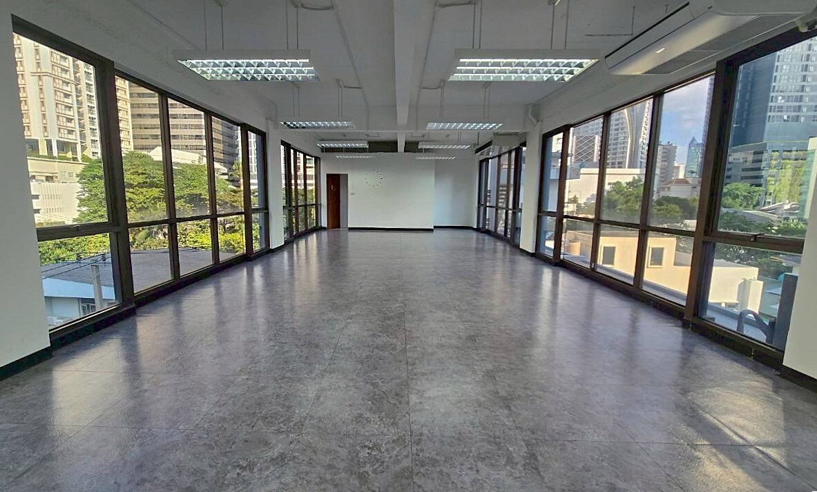 รูป อาคารสภาพดี วิวสวย ใกล้ BTS & MRT อโศก ** NO CO-AGENT ** - รูปที่ 1/5