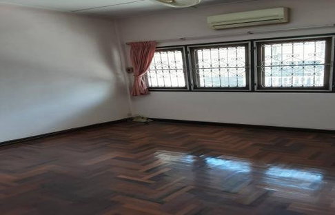 LTH6635 – Townhome in Nana FOR SALE 5 beds 3 baths size 297.60 sq.M.Near BTS Nana station ONLY 26.5 MB