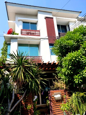 Townhouses for sale Thonburi Vocational College : LTHC6350 – Townhouse in Yannawa FOR SALE 4 beds 3 baths 25.8 sq.wah. Near BTS Chong Nonsi ONLY 11,500,000 THB