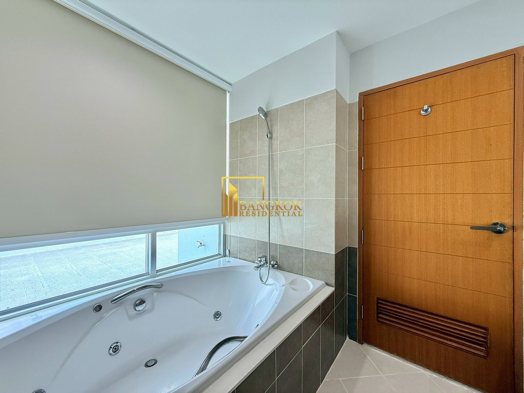 รูป Large 4 Bedroom Penthouse Apartment in Phrom Phong Area - BR0264AP - รูปที่ 25/47