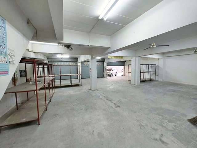 รูป จรัญฯ 11-15 MRT จรัญฯ 13 1 กม. MRTท่าพระ 2.2 กม. 1 นอน ให้เช่าอาคารพาณิชย์ 3 คูหาทะลุกัน กว้างขวาง เหมาะกับเป็นโกดังขนาดกลาง สต็อกสินค้า - รูปที่ 2/8
