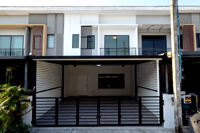 ทาวน์โฮม กรุงเทพมหานคร : ทาวน์โฮมรูปแบบใหม่ใกล้สนามบินสุวรรณภูมิ สไตล์ Modern ที่ออกแบบภายใต้แนวคิด Modish Real Living ให้ทุกแนวคิดเชื่อมต่อการใช้ชีวิตมีสไตล์