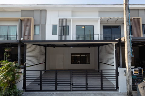 ทาวน์โฮมรูปแบบใหม่ใกล้สนามบินสุวรรณภูมิ สไตล์ Modern ที่ออกแบบภายใต้แนวคิด Modish Real Living ให้ทุกแนวคิดเชื่อมต่อการใช้ชีวิตมีสไตล์