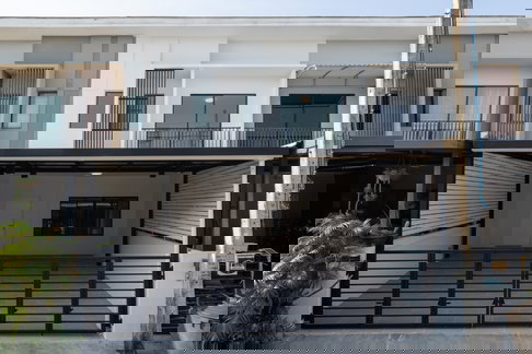 ทาวน์โฮมรูปแบบใหม่ใกล้สนามบินสุวรรณภูมิ สไตล์ Modern ที่ออกแบบภายใต้แนวคิด Modish Real Living ให้ทุกแนวคิดเชื่อมต่อการใช้ชีวิตมีสไตล์