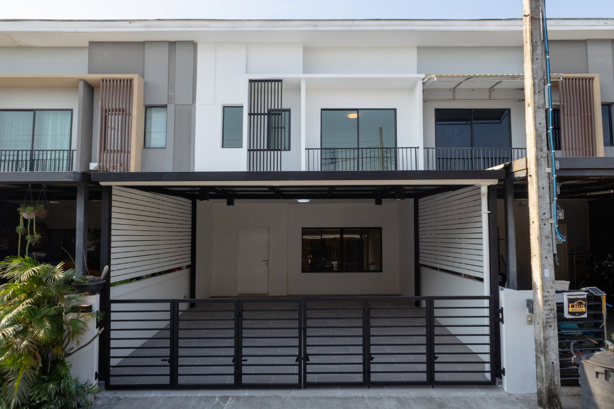 รูป ทาวน์โฮมรูปแบบใหม่ใกล้สนามบินสุวรรณภูมิ สไตล์ Modern ที่ออกแบบภายใต้แนวคิด Modish Real Living ให้ทุกแนวคิดเชื่อมต่อการใช้ชีวิตมีสไตล์ - รูปที่ 1/19