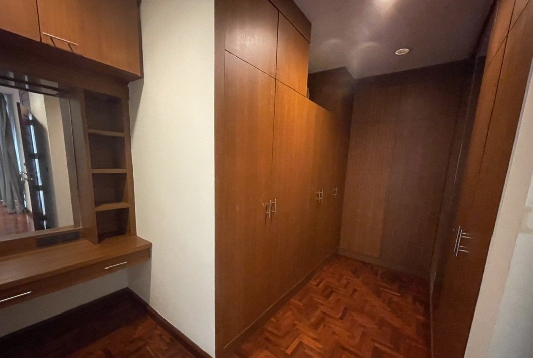 รูป LTHC7114 – House with Private Swimming in Compound in Phrom Phong FOR RENT 4 beds 5 baths Size 714 Sq.M. Near BTS Phrom Phong Station ONLY 200k/month - รูปที่ 6/9