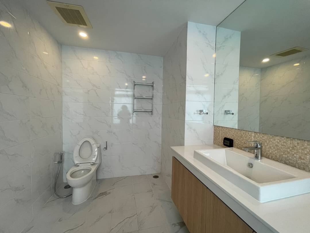 รูป LTHC6475 – Fullerton FOR RENT 3 beds 3 baths Size 135 Sq.M. Near BTS Ekkamai stations ONLY 70k/month - รูปที่ 5/7